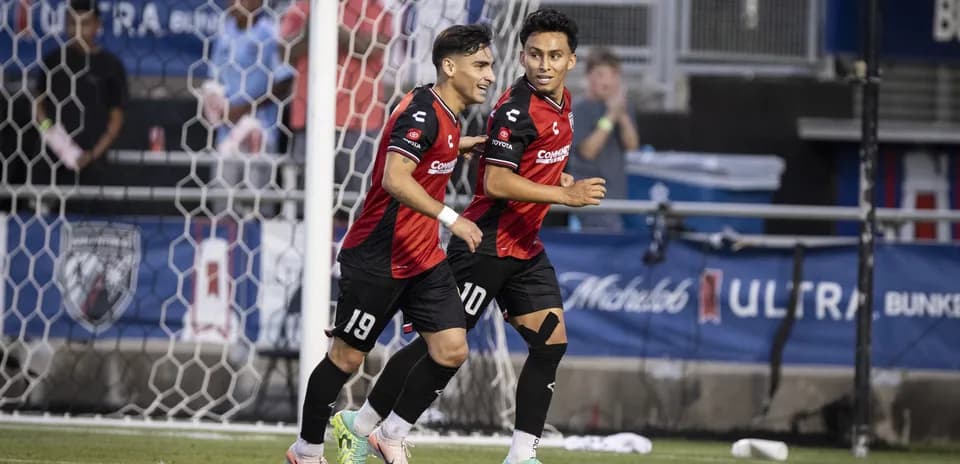 Jugadores celebrando un gol en el partido