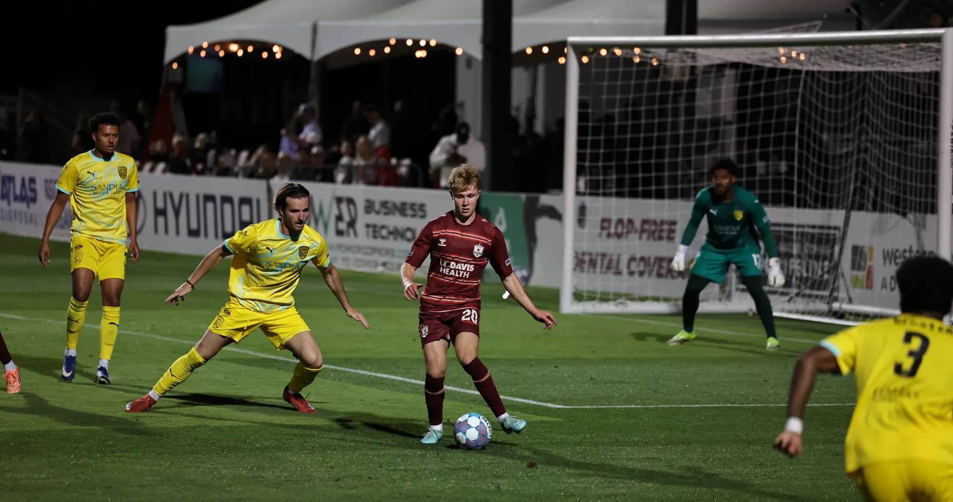Jugador de Sacramento Republic con el balón