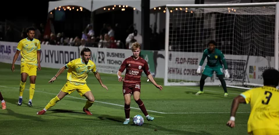 Jugador de Sacramento Republic con el balón