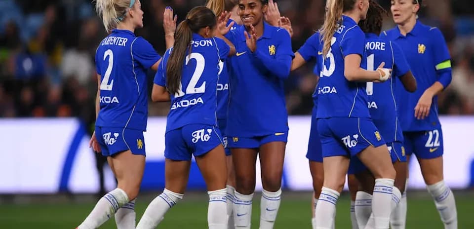Jugadoras de equipo celebrando en el campo