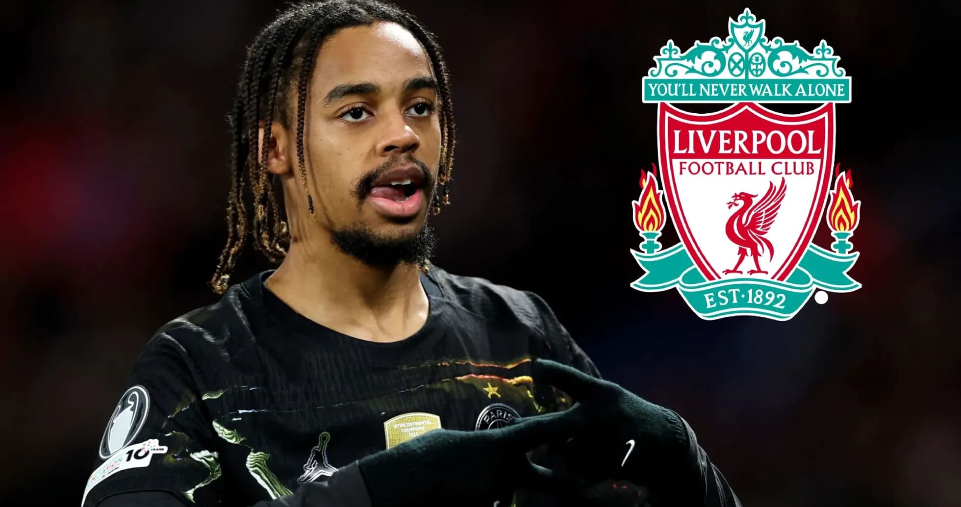 Jugador señalando el logotipo del Liverpool FC