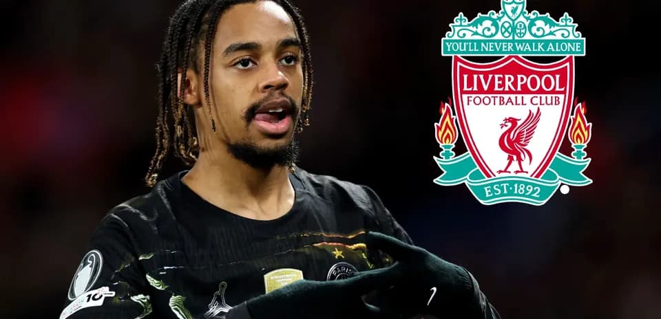 Jugador señalando el logotipo del Liverpool FC