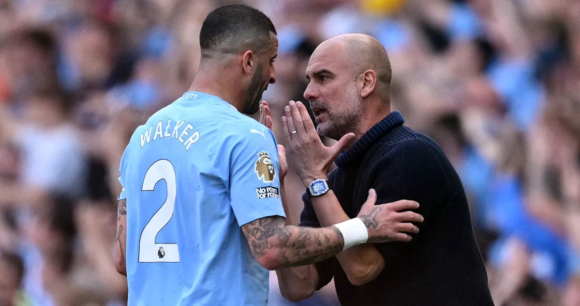 Kyle Walker conversando con Pep Guardiola durante el partido