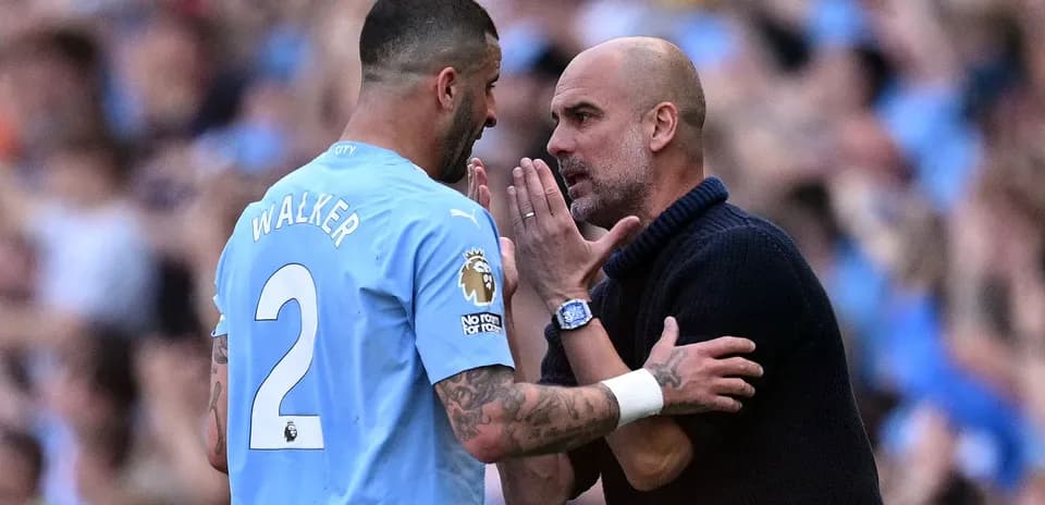 Kyle Walker conversando con Pep Guardiola durante el partido