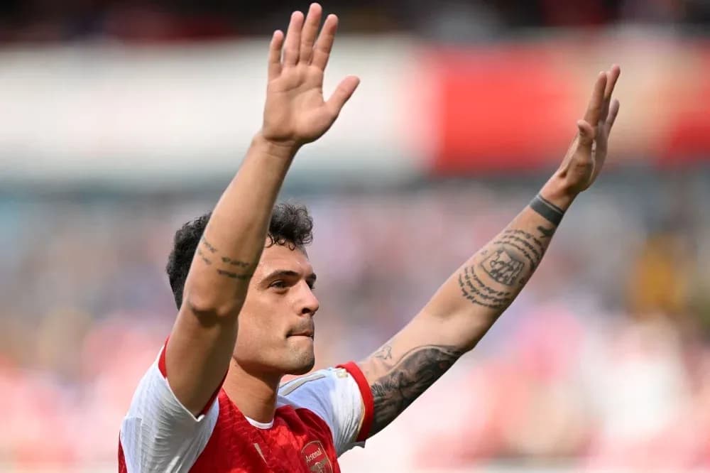 Jugador saludando a la afición tras el partido