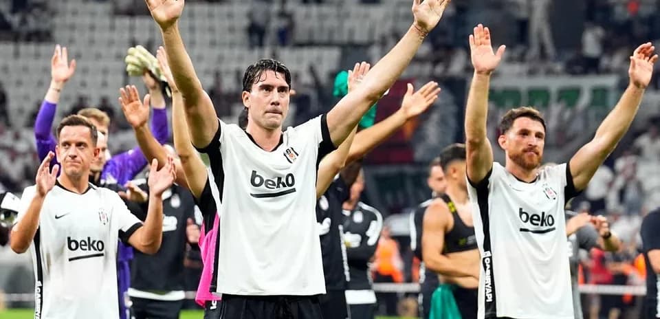 Jugadores de Beşiktaş saludando a la afición