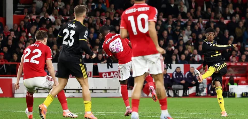 Jugador de Nottingham Forest disparando a portería