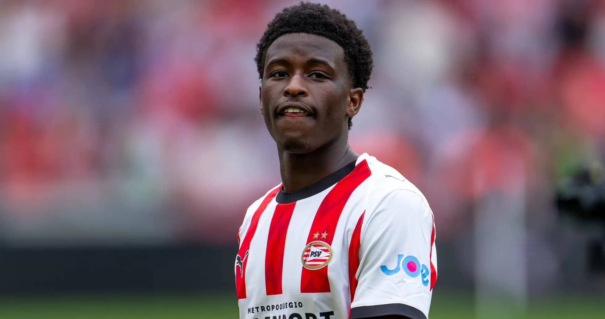 Jugador de PSV con camiseta roja y blanca en campo