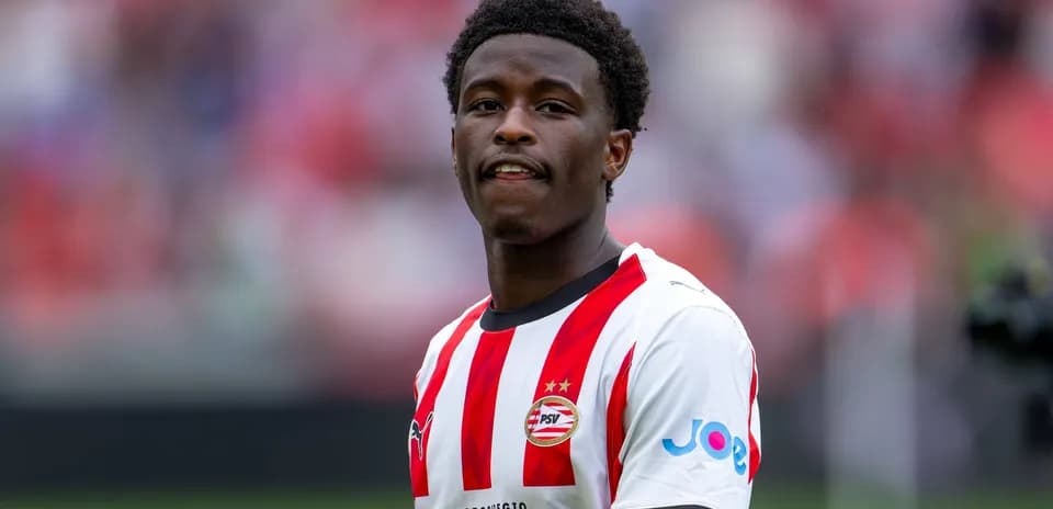 Jugador de PSV con camiseta roja y blanca en campo