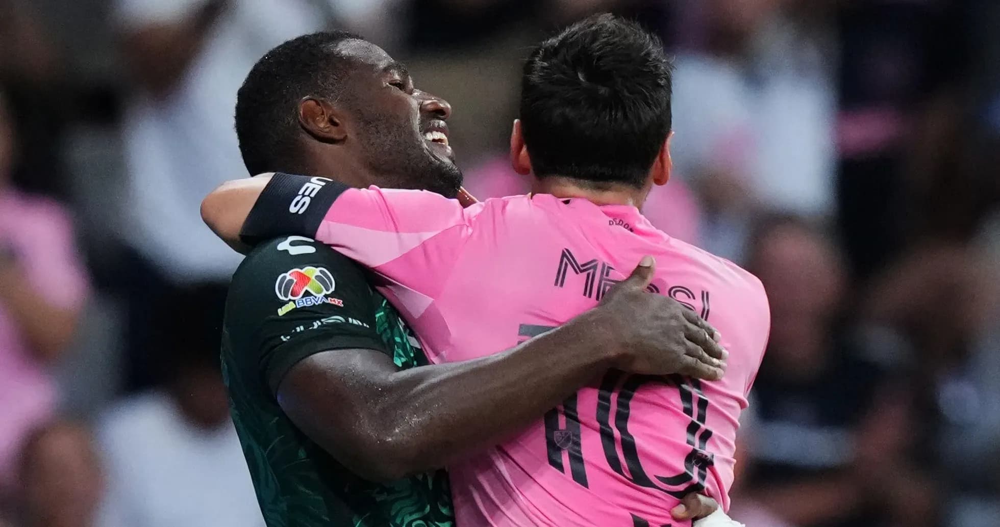 Jugadores abrazándose después del partido