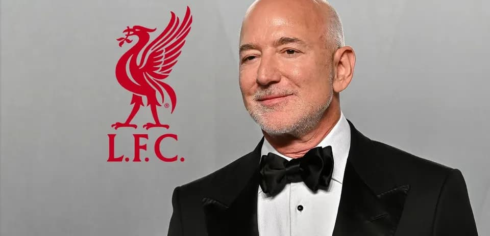 Hombre vestido de traje con logo de Liverpool F.C.