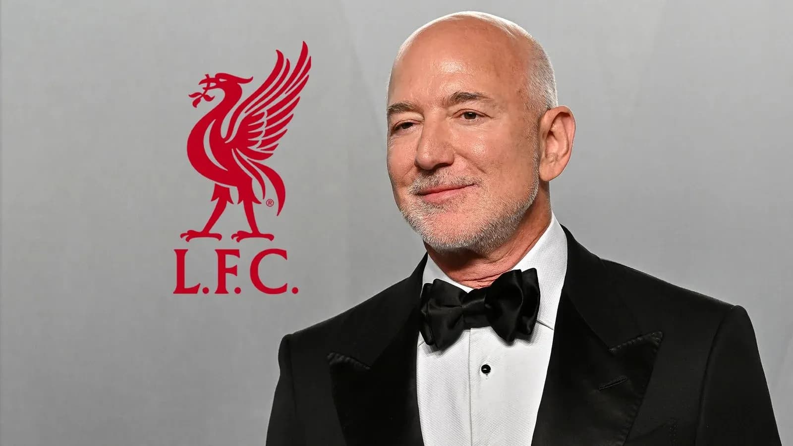 Hombre vestido de traje con logo de Liverpool F.C.