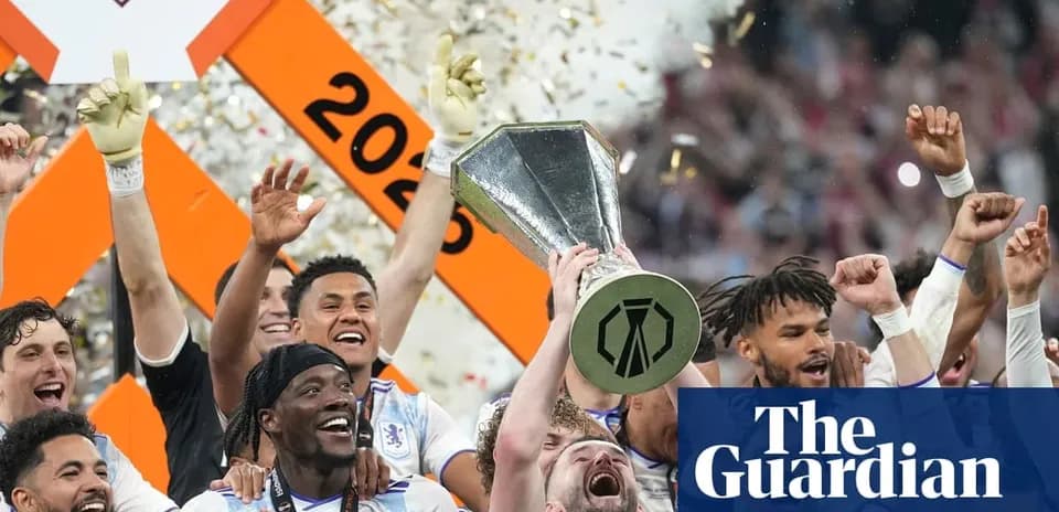 Jugadores celebrando con trofeo tras la victoria