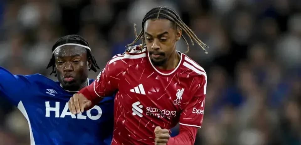Jugador de Liverpool corriendo con balón durante partido