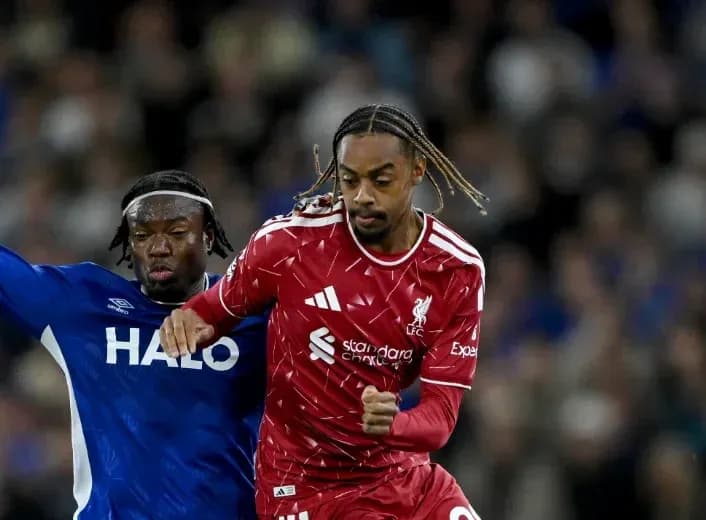 Jugador de Liverpool corriendo con balón durante partido