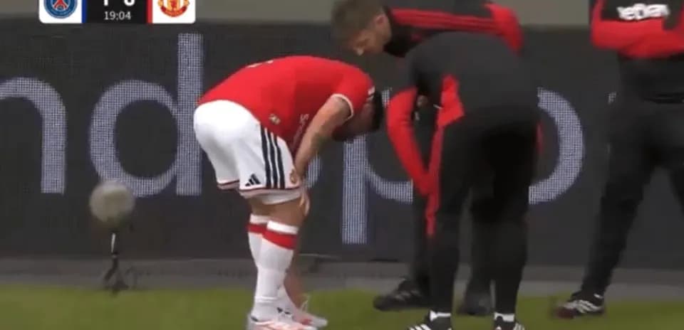 Jugador de Manchester United siendo atendido en la banda