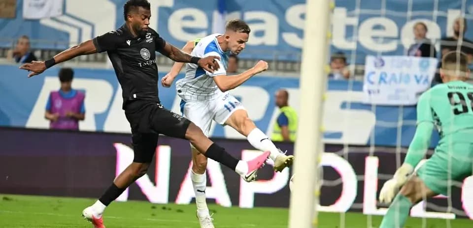 Jugador de Ararat-Armenia en acción contra Craiova