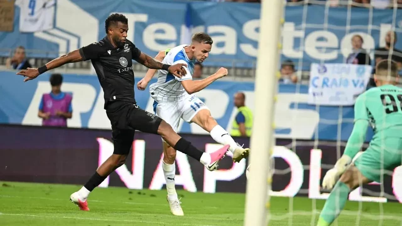 Jugador de Ararat-Armenia en acción contra Craiova