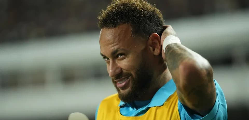 Jugador con camiseta amarilla en el banquillo
