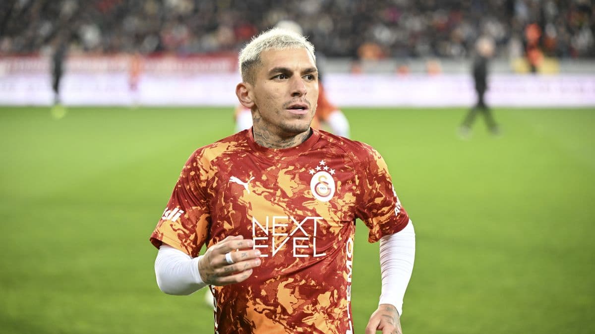 Jugador de Galatasaray en el campo durante el calentamiento