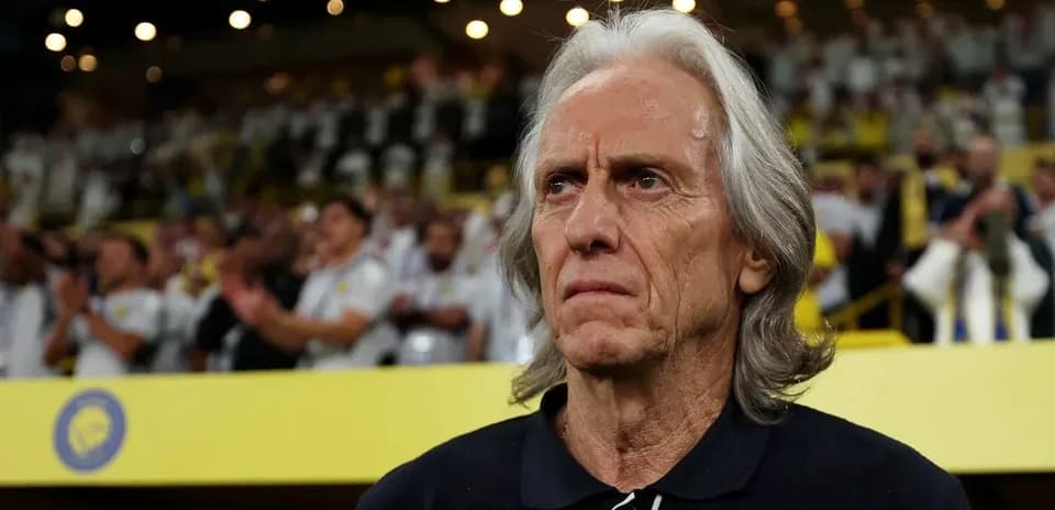 Entrenador observando el partido desde la banca