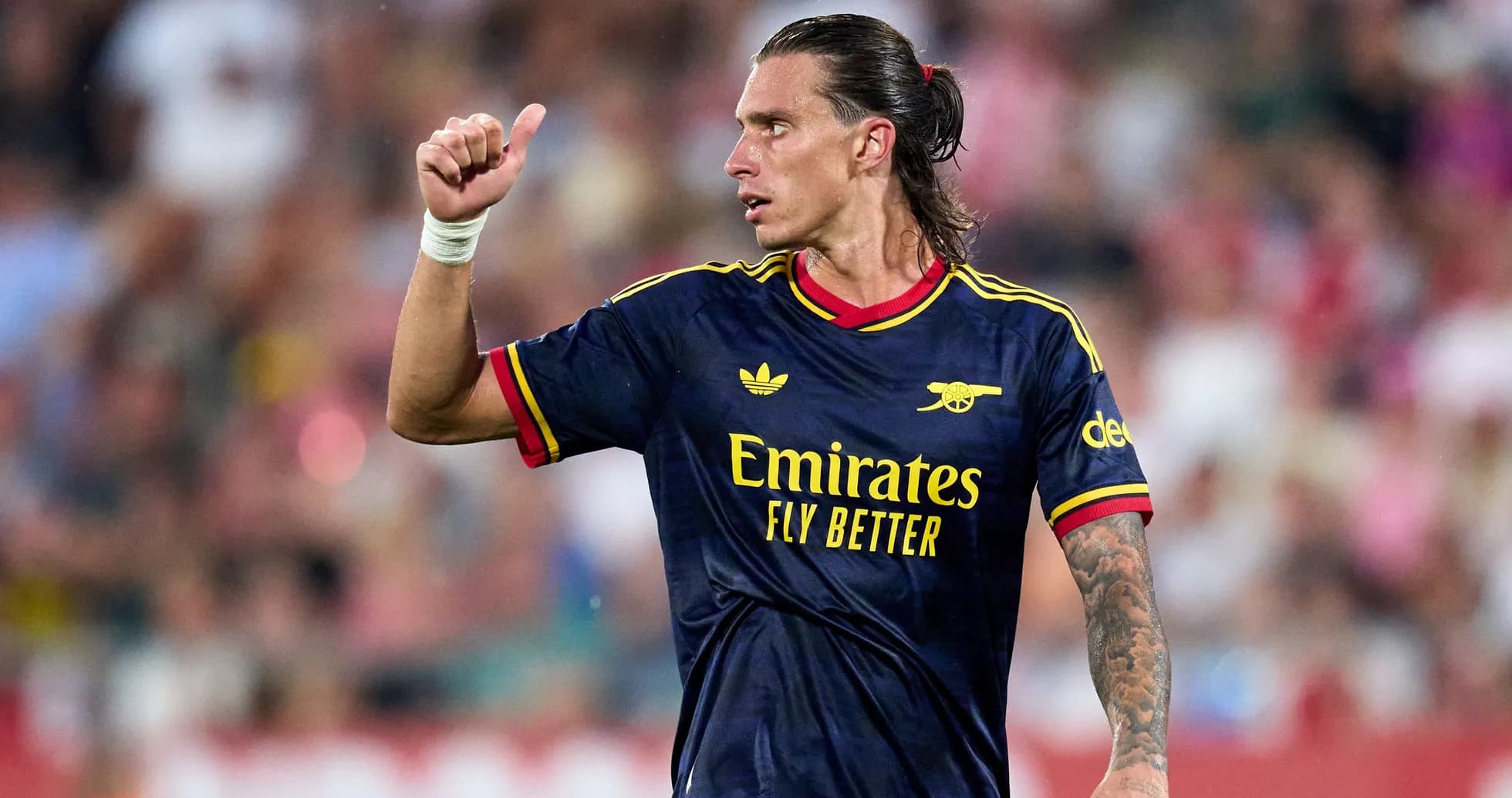 Jugador de Arsenal mostrando el pulgar hacia arriba