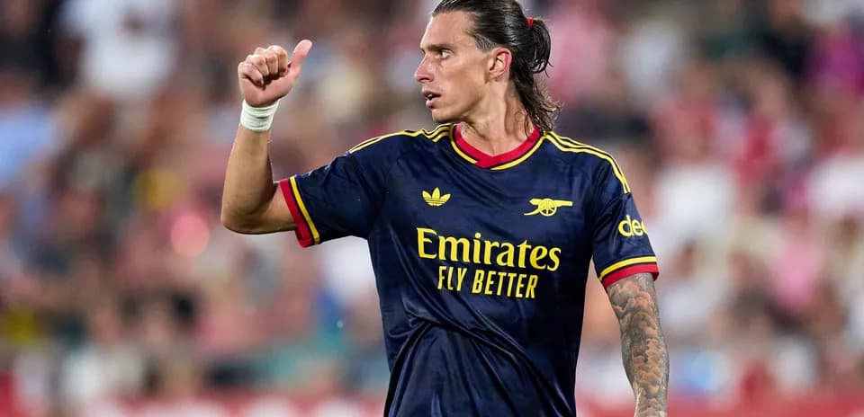 Jugador de Arsenal mostrando el pulgar hacia arriba
