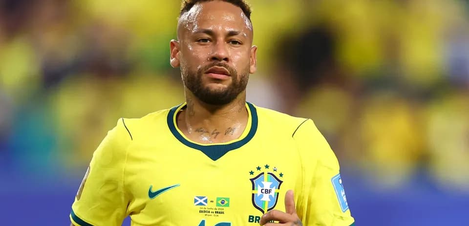 Neymar con camiseta amarilla de Brasil en el campo