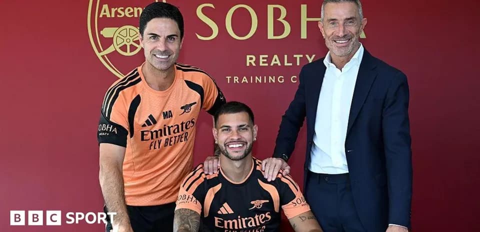 Entrenador y jugador posando en presentación oficial