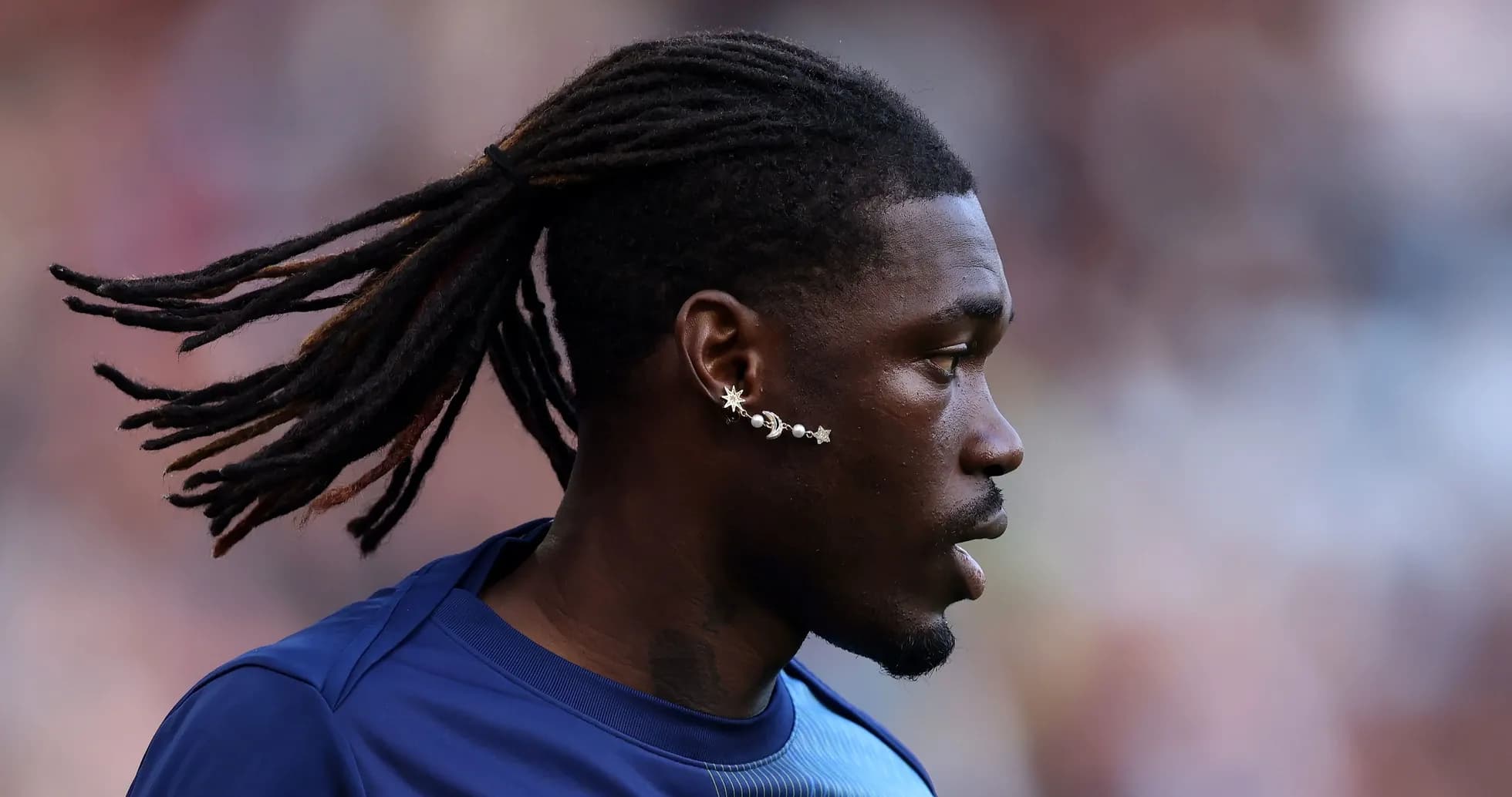 Jugador con trenzas y pendiente en la oreja