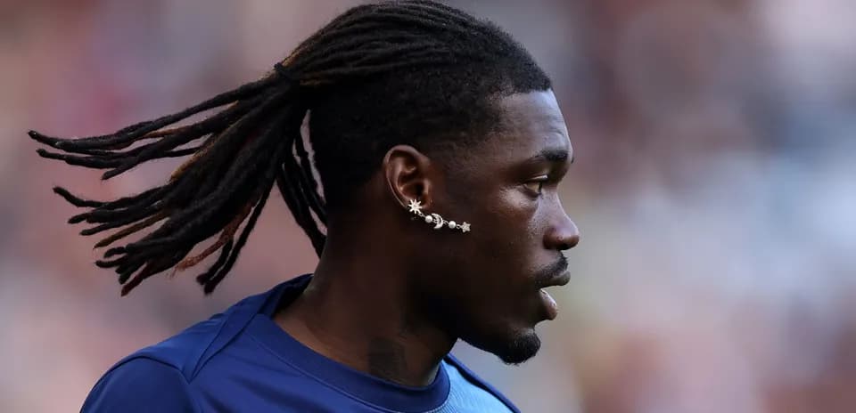 Jugador con trenzas y pendiente en la oreja