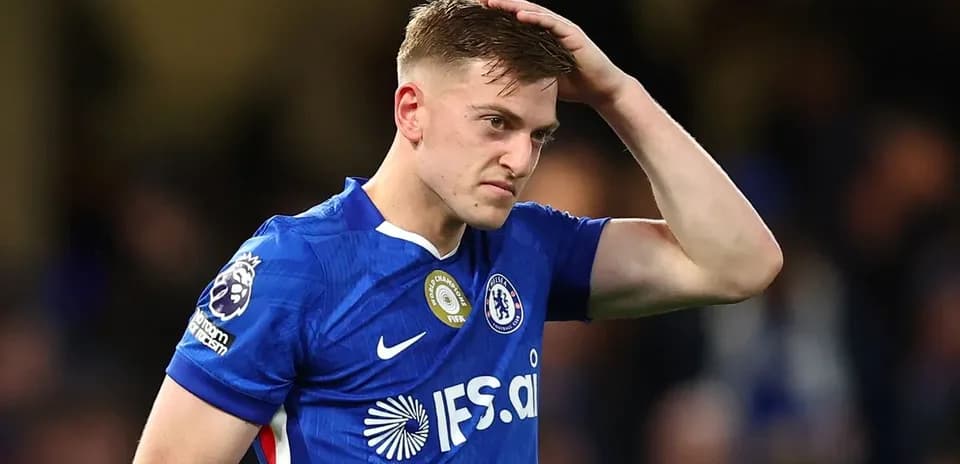 Jugador de Chelsea con mano en la cabeza durante partido