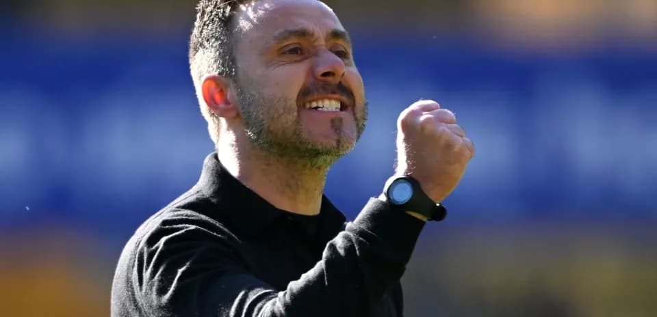 Entrenador celebrando con el puño en alto