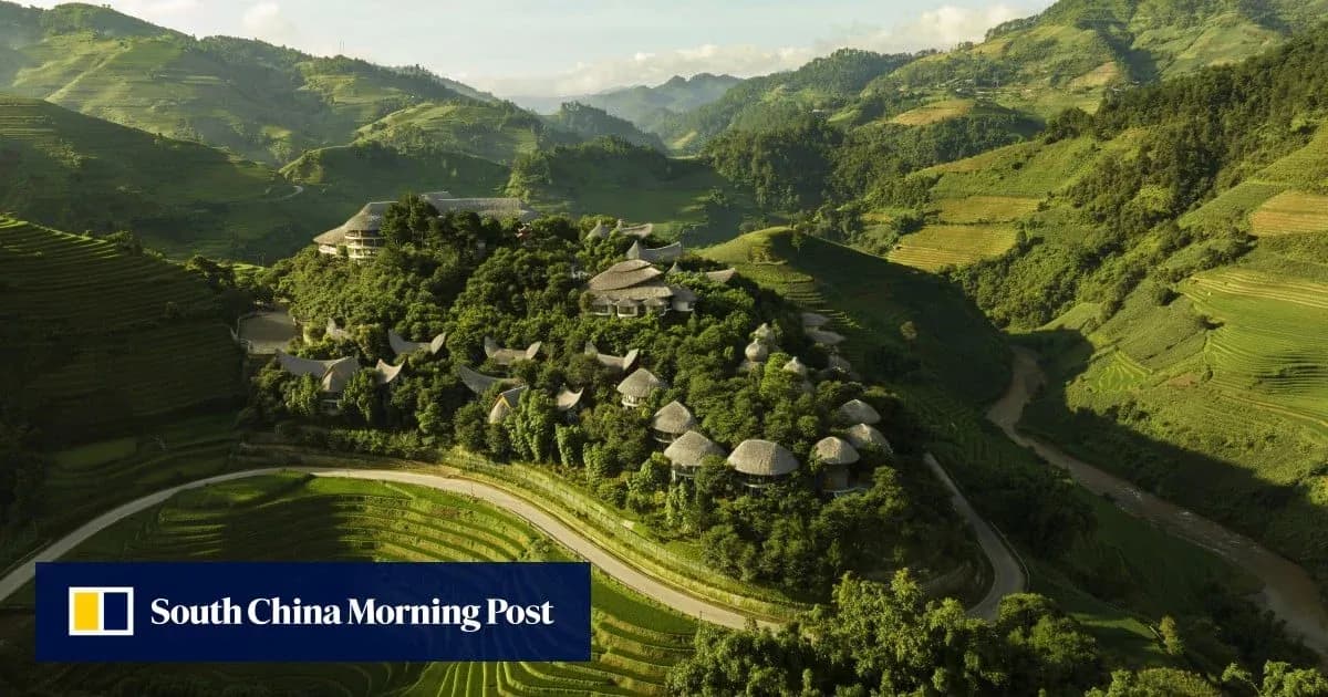 Vista aérea de casas en colinas verdes