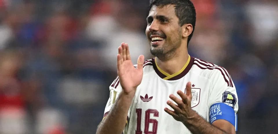 Jugador aplaudiendo con camiseta de España en partido