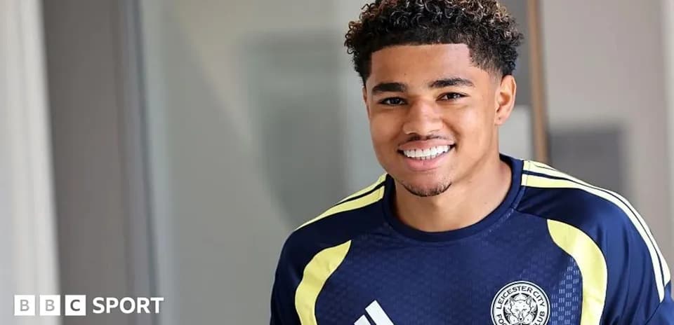 Jugador sonriendo con camiseta de Leicester City