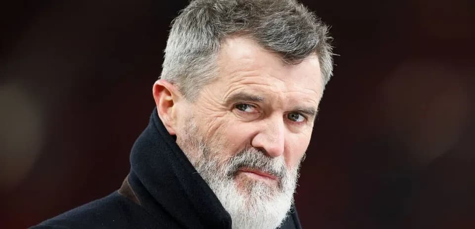 Hombre con barba y abrigo mirando a la cámara