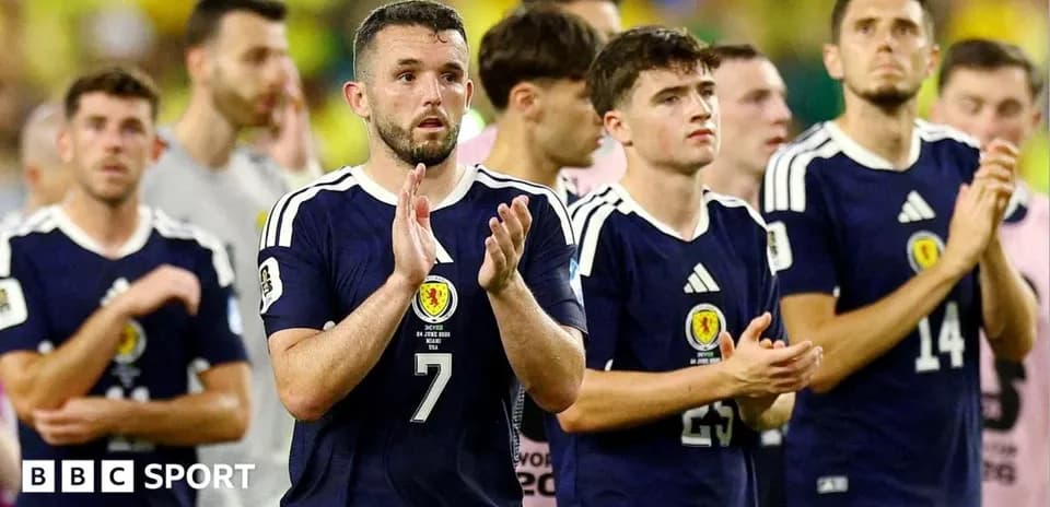 Jugadores de Escocia aplaudiendo tras el partido