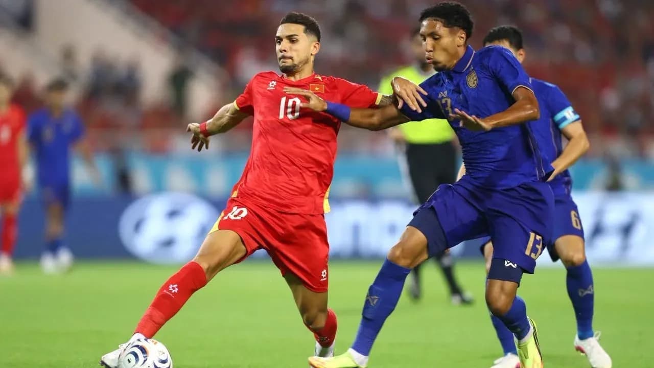 Jugador en acción durante un partido de fútbol