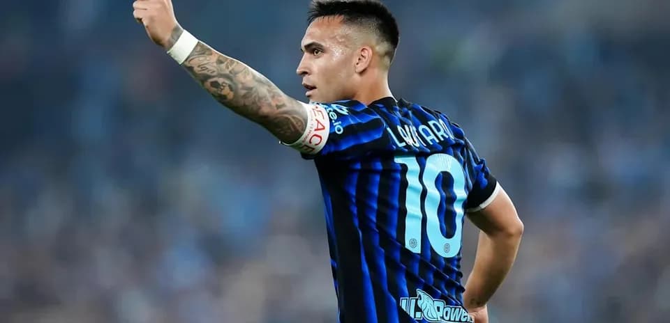Jugador señalando mientras viste camiseta azul y negra