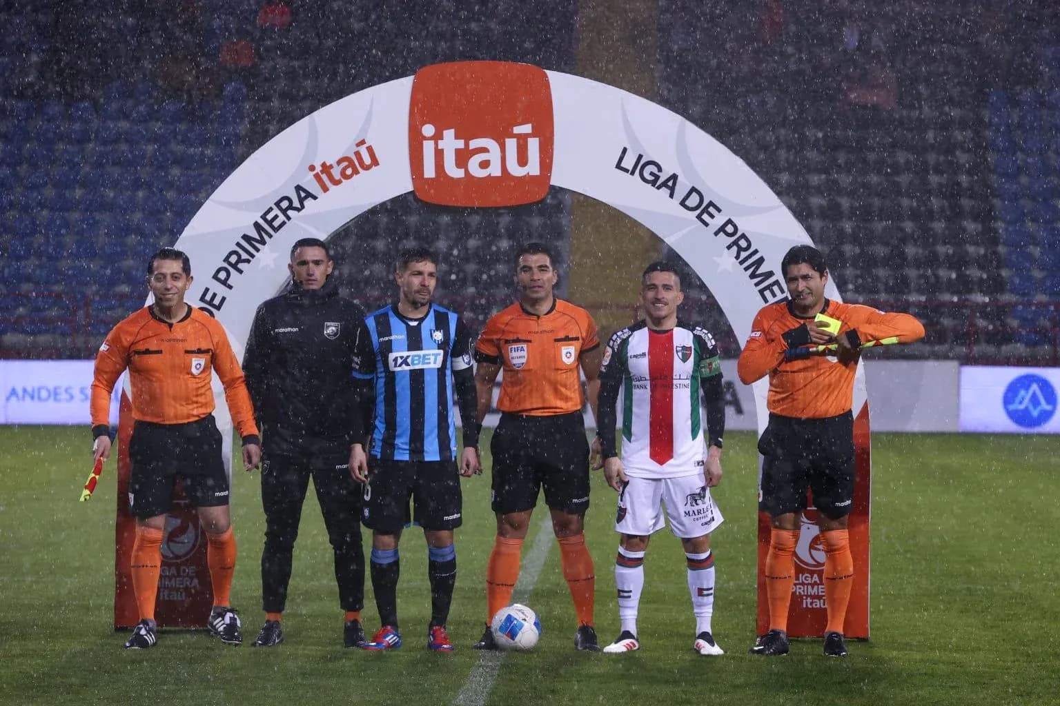 Árbitros y jugadores antes del partido de fútbol