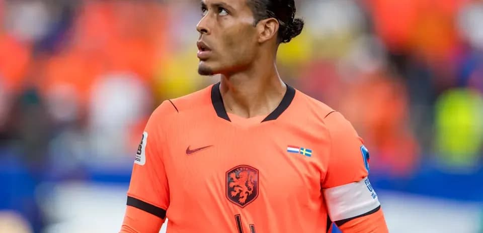Jugador con camiseta naranja en el campo de fútbol