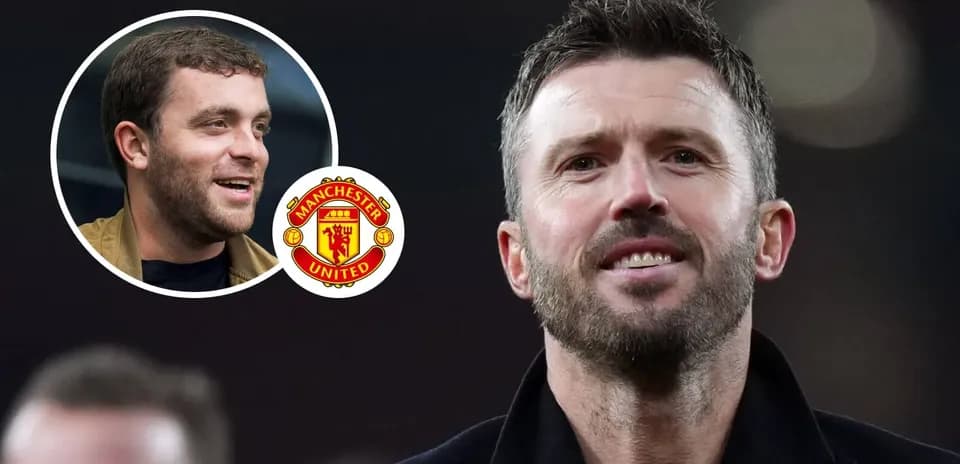 Michael Carrick sonriente con logotipo de Manchester United