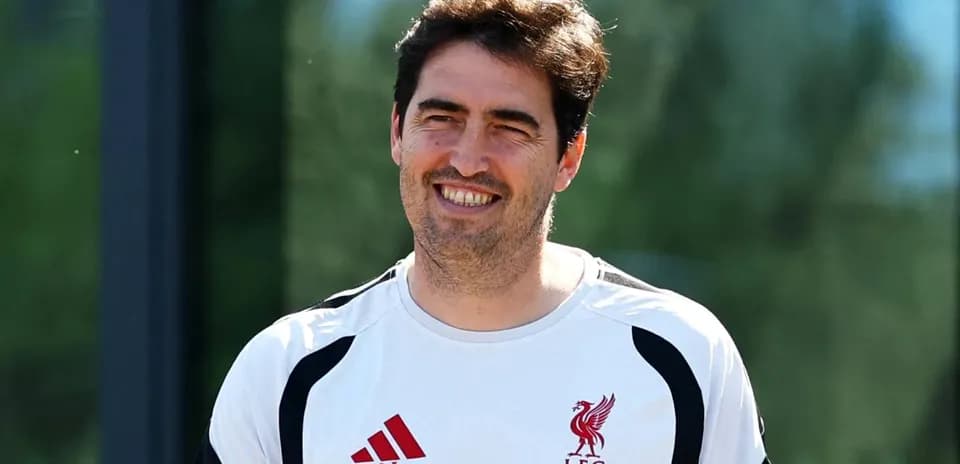 Entrenador de Liverpool sonriendo durante entrenamiento