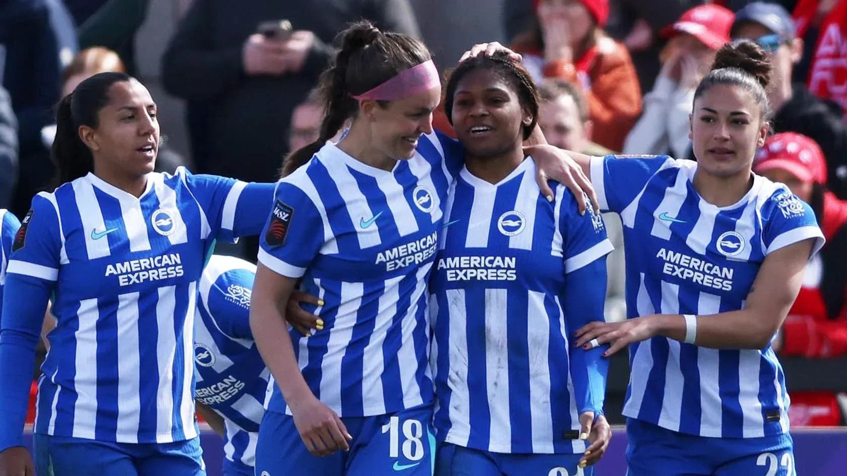 Jugadoras de Brighton celebrando un gol