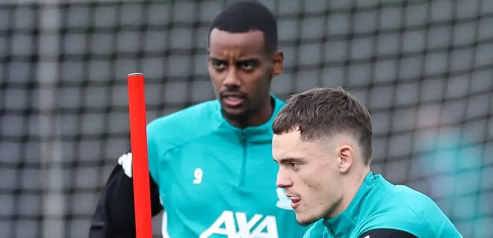 Jugadores en entrenamiento con conos de señalización