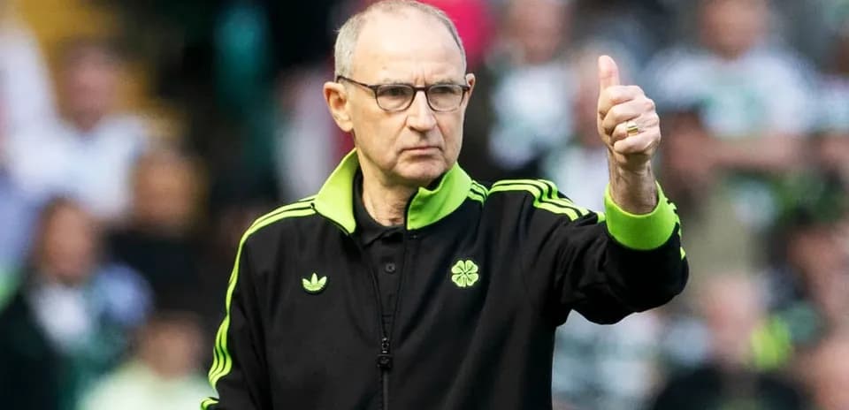 Entrenador dando el pulgar arriba durante el partido