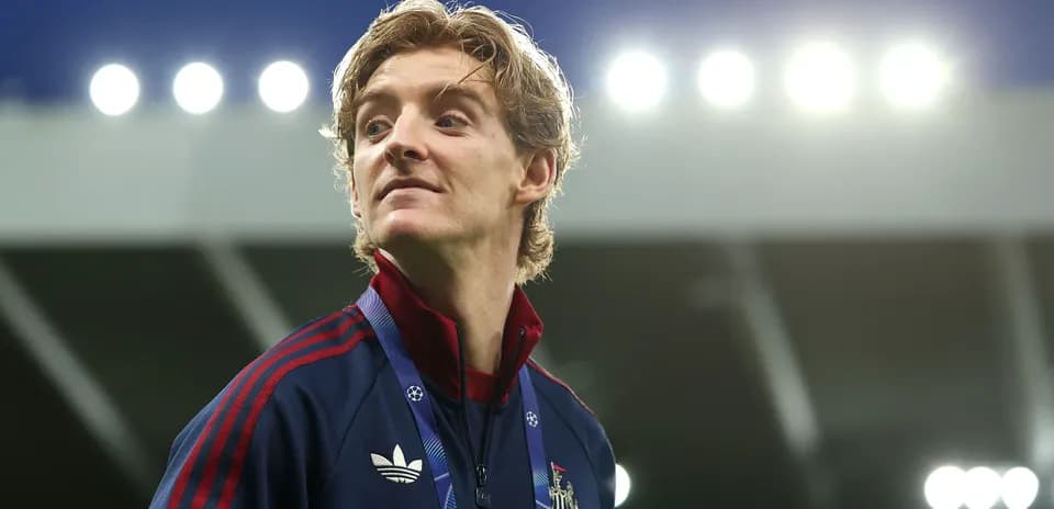 Jugador de Newcastle en el campo con chaqueta de equipo