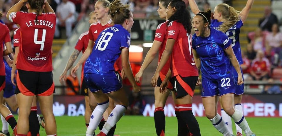 Jugadoras de Chelsea y Manchester United en partido
