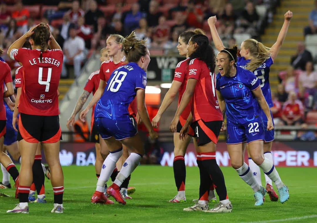 Jugadoras de Chelsea y Manchester United en partido